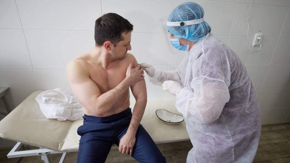 Украинцы с недоверием отнеслись к прививке Зеленского вакциной CoviShield