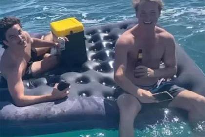 Пьяных туристов унесло в открытое море на надувном матрасе