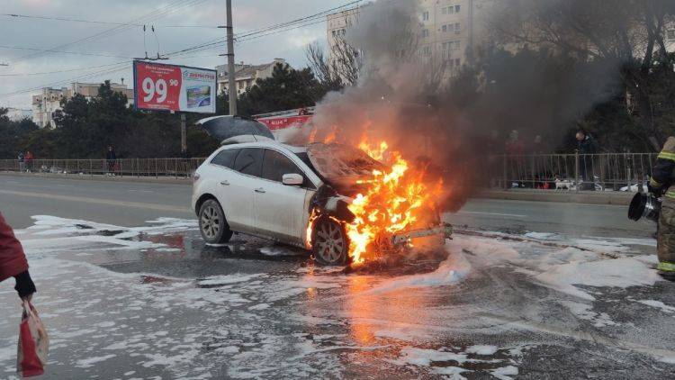 Не спасли: в Севастополе прямо на ходу загорелся автомобиль - ВИДЕО