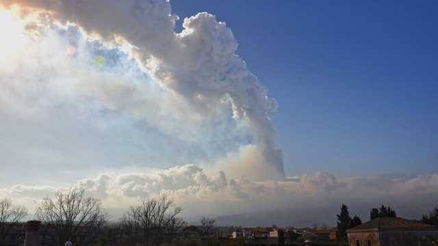 На Сицилии снова начал извергаться вулкан Этна