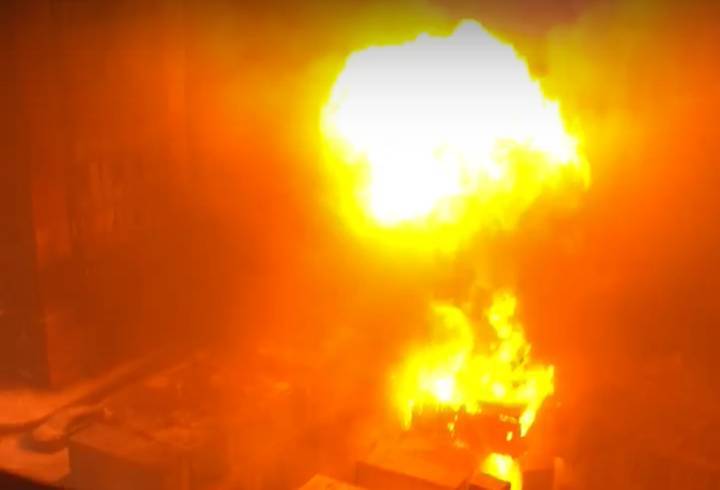 Очевидцы опубликовали видео взрыва при пожаре в бытовках в Петербурге