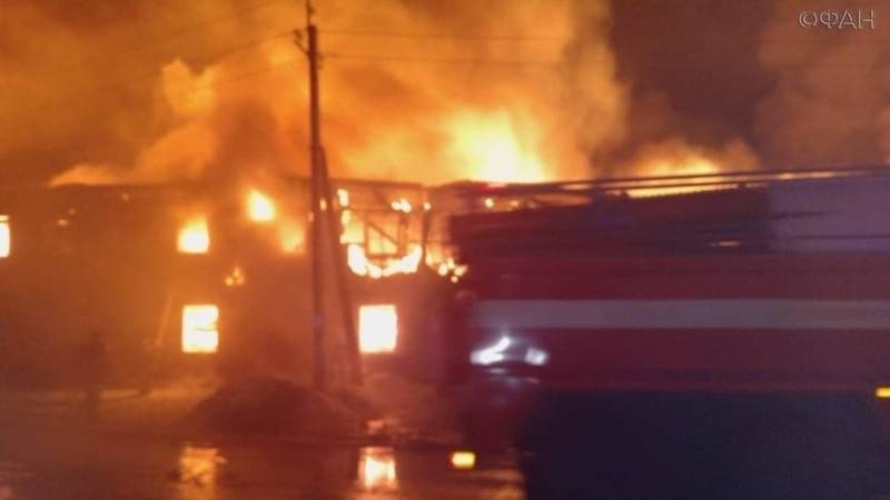 Появилось видео крупного пожара на складе ГСМ в Сургуте