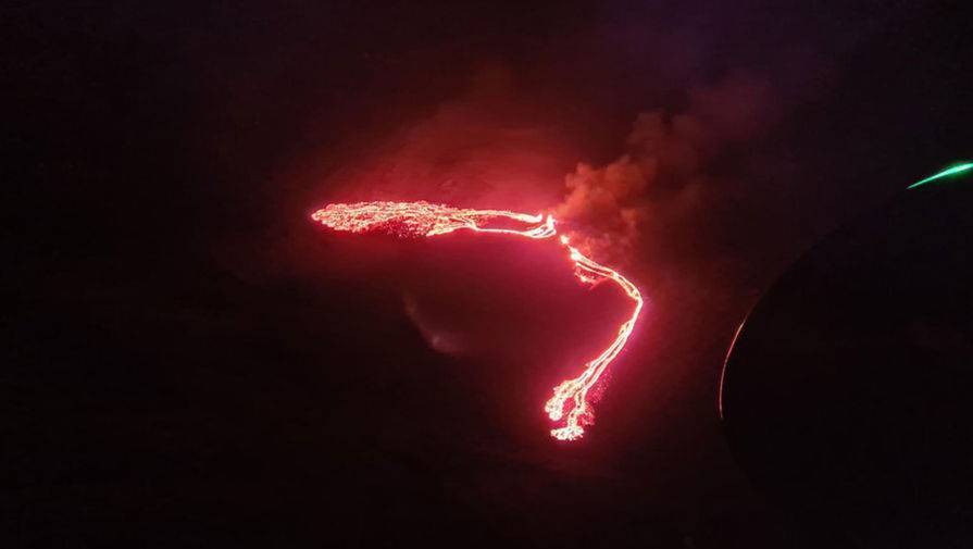 Появилось видео извержения вулкана Фаградальсфьядль в Исландии