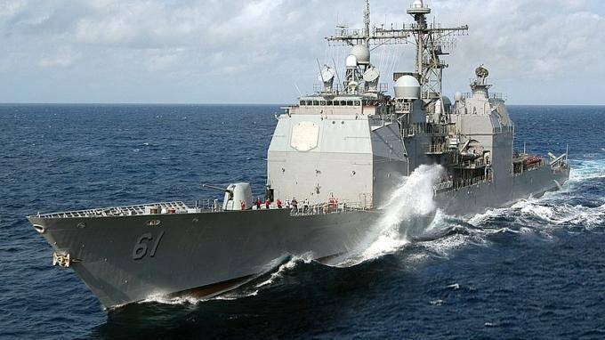 Крейсер ВМС США "Монтерей" зашел в акваторию Черного моря
