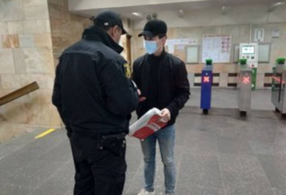 Рейды на шести станциях харьковской подземки: кого наказывают полицейские, детали