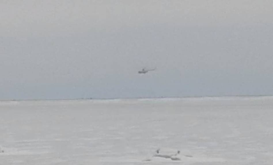 Застрявших на льдине в Гарколово рыбаков оказалось около 120 человек — их эвакуируют вертолетами