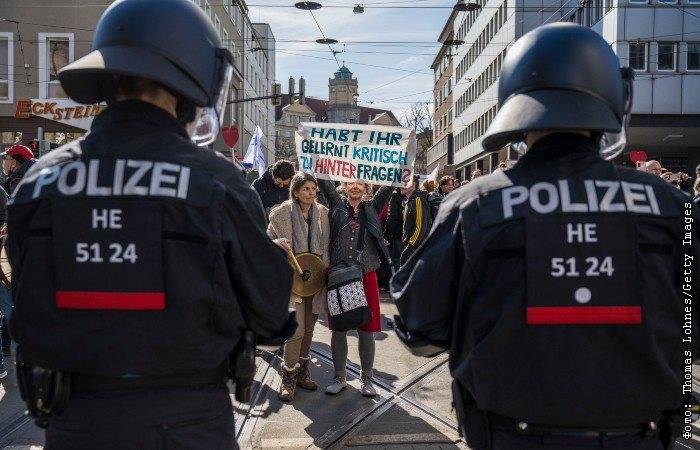 В немецком Касселе произошли столкновения противников ограничений с полицией