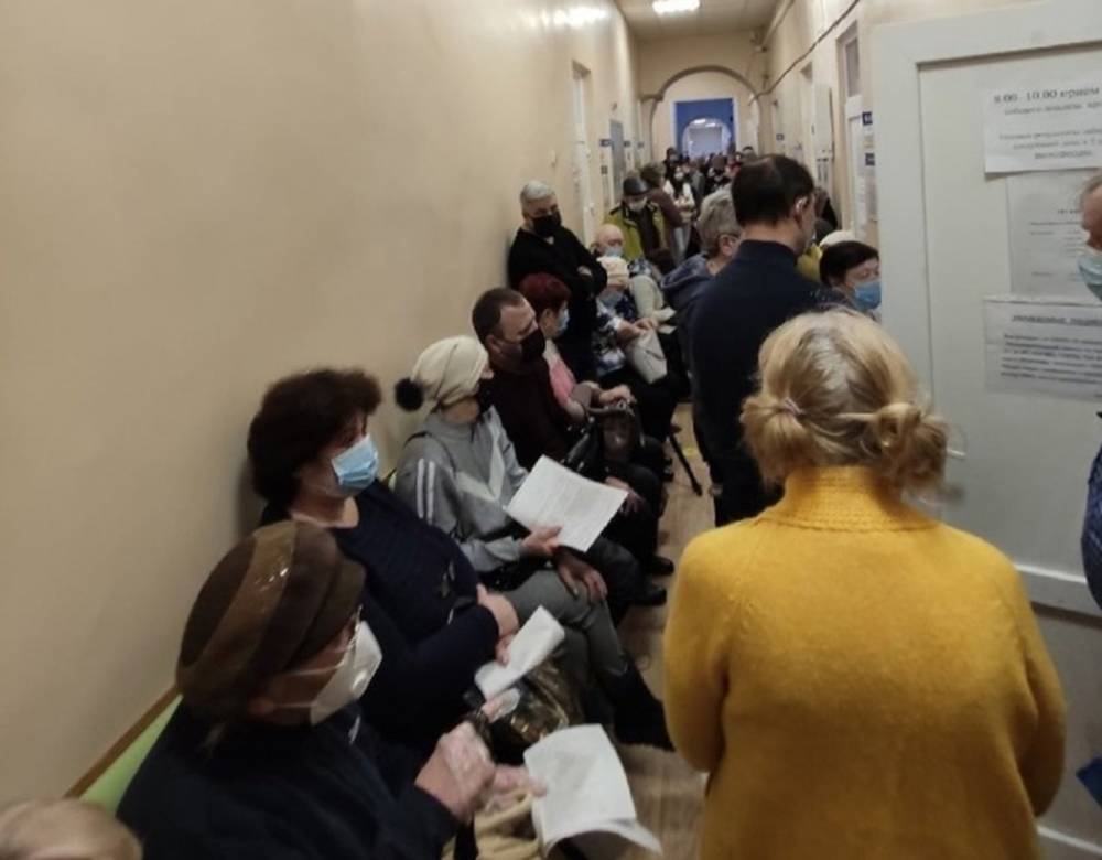 Люди вплотную друг к другу: как оккупанты делают прививки в Крыму