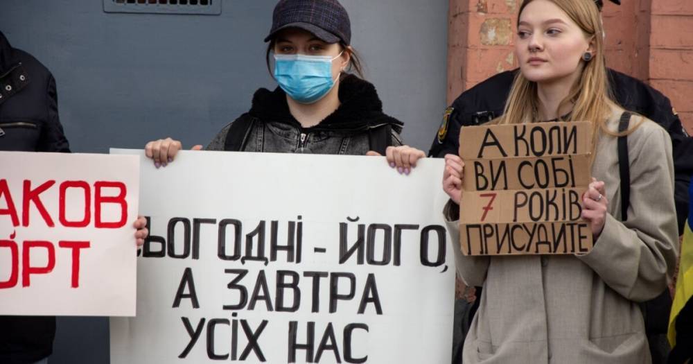 Под одесским СИЗО собрались активисты, чтобы поздравить Стерненко