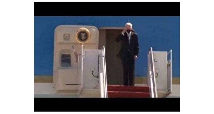 Неудачный подъем президента США по трапу самолета попал на видео