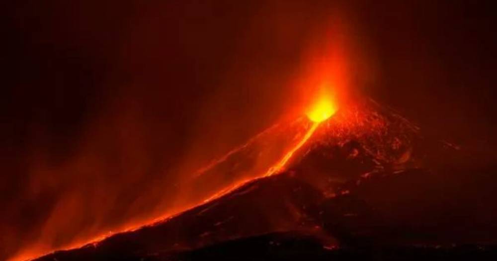 В Исландии впервые за 800 лет проснулся вулкан: фото и видео