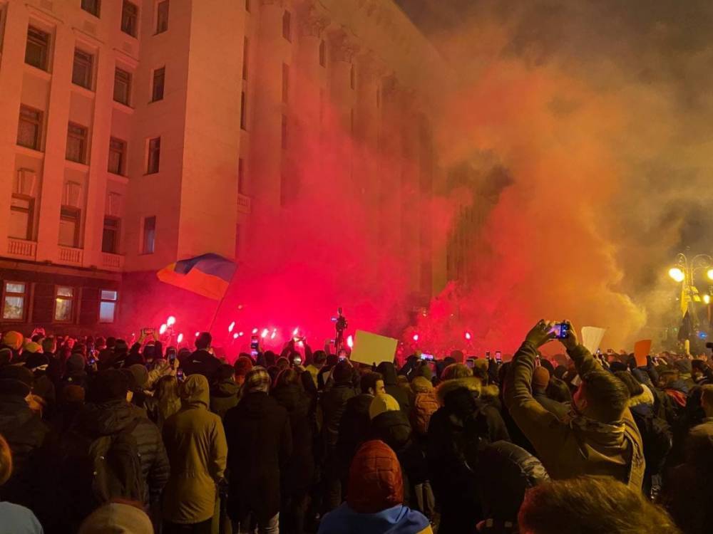 В Киеве под Офисом президента проходит акция в поддержку Стерненко