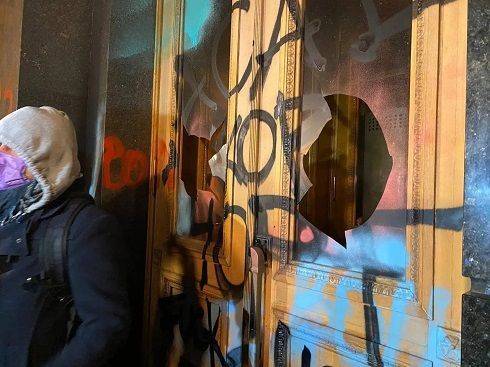 Сторонники Стерненко облили Офис президента краской, разбили стекла и зажгли фаеры (ФОТО)