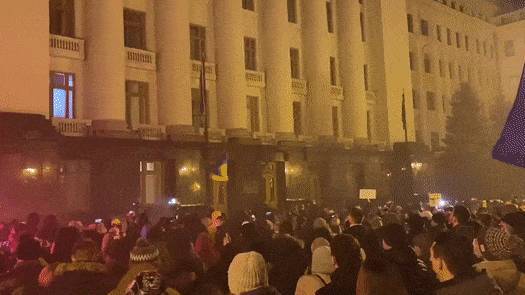 Взрывы петард и выбитые окна: Националисты устроили беспорядки у офиса Зеленского – видео