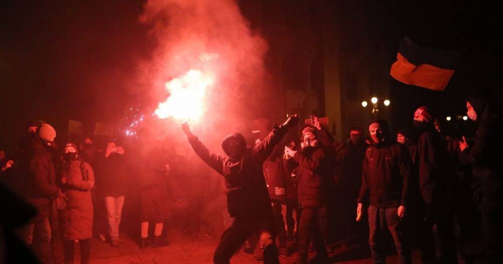 "Кучка провокаторов" — Геращенко о протестующих во время беспорядков на Банковой (5 фото)