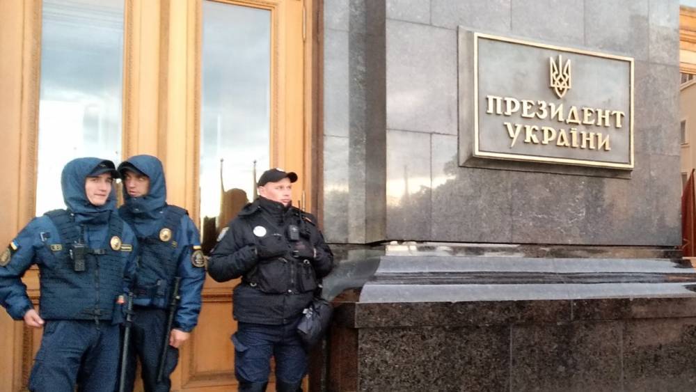 Националисты забросали петардами здание офиса Зеленского на Украине