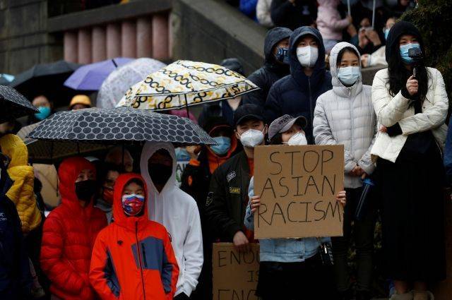 В Атланте сотни людей устроили шествие в защиту людей с азиатскими корнями