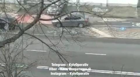 Очередной «герой парковки» в Киеве повредил дорожный знак (ВИДЕО)
