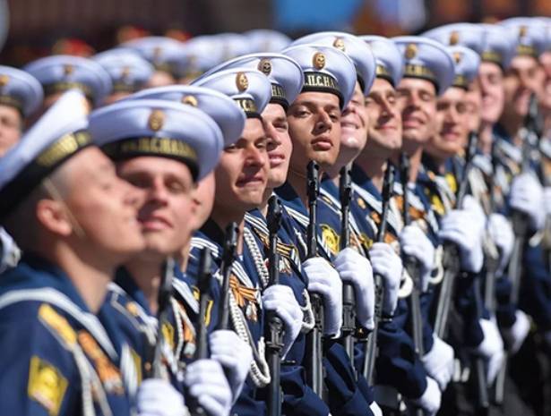 Будущие морские офицеры готовятся к Параду Победы