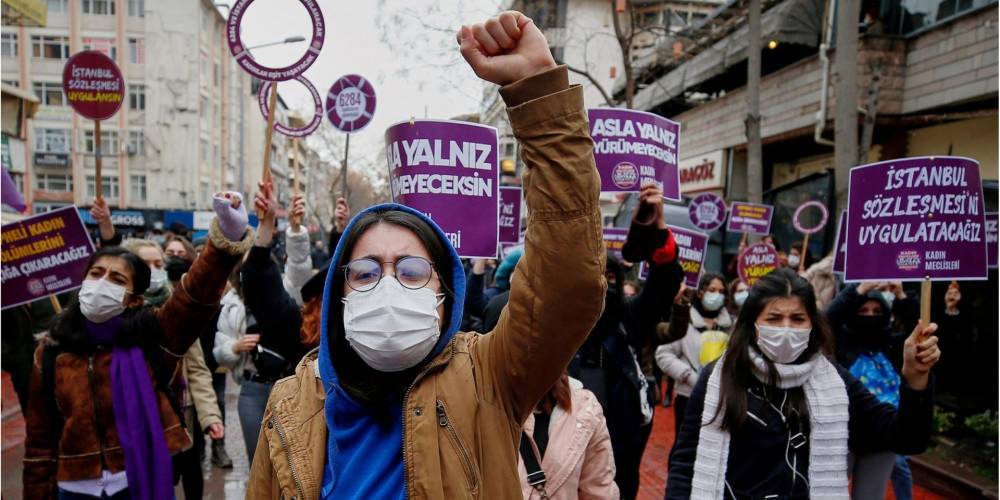 «Женщины победят в этой войне». Тысячи протестующих в Турции и лидеры ЕС потребовали от Эрдогана вернуться к Стамбульской конвенции — фото