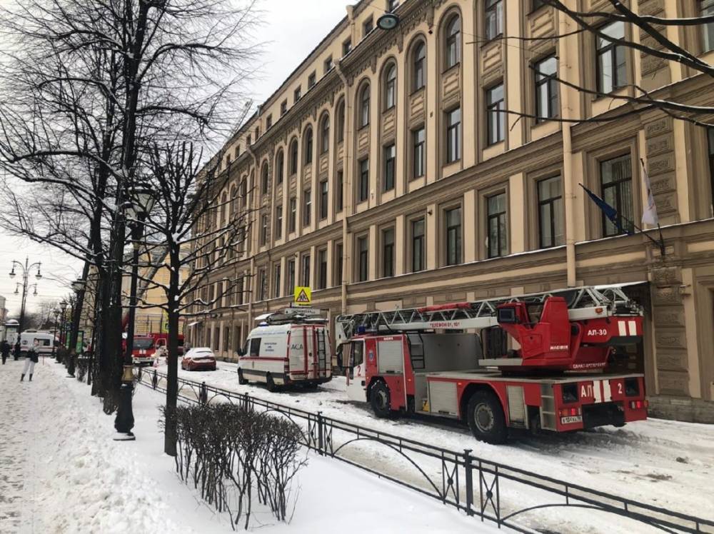 Пожарные Петербурга около часа тушили крышу исторического здания с тремя консульствами