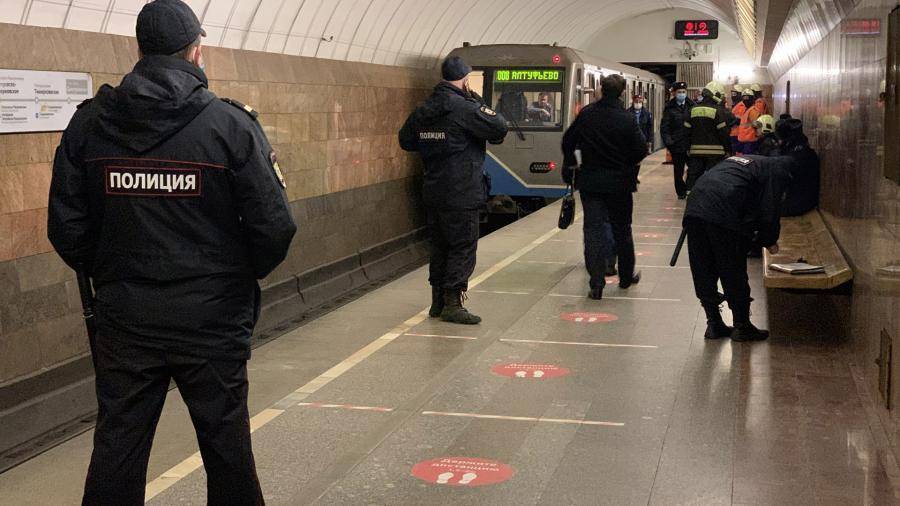 Мужчина упал на пути и погиб на станции метро Москвы