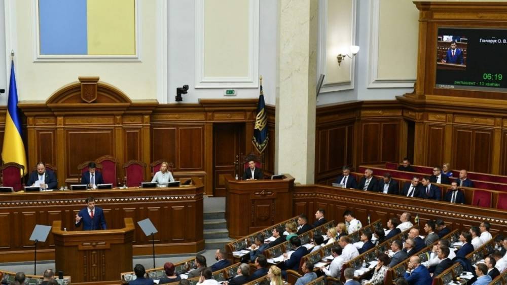 Партия Зеленского настаивает на заседании Рады из-за событий возле офиса президента