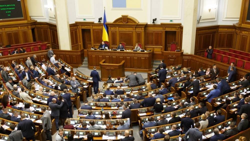 Партия Зеленского инициировала внеочередное заседание Рады после протестов в Киеве