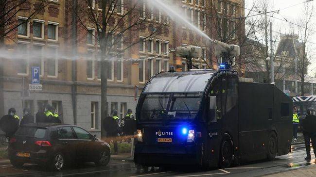 В Амстердаме около 150 человек задержаны на акциях против карантина