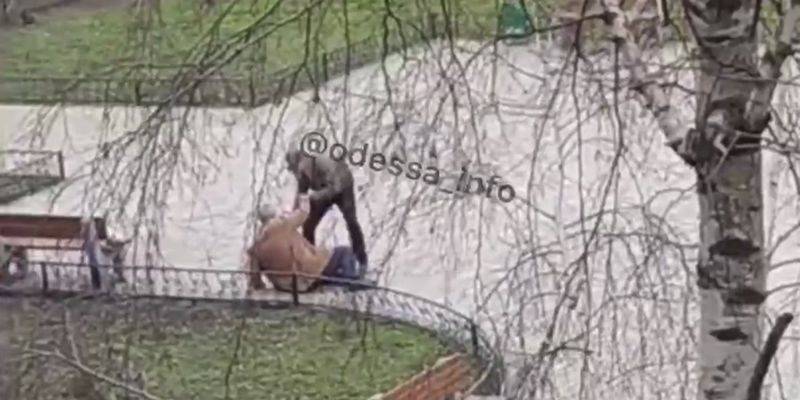 Драка двух пожилых мужчин в Одессе попала на видео и позабавила сеть - ТЕЛЕГРАФ
