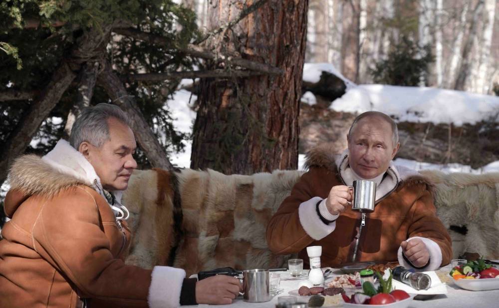 Кремль опубликовал фото совместного отдыха Путина и Шойгу в Сибири