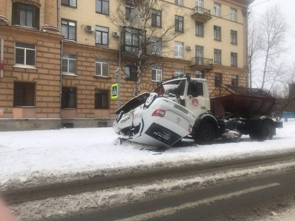 На Литовской улице такси попало под ковш пескоразбрасывателя