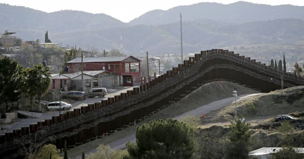 Превратил триумф в катастрофу: Трамп советует Байдену достроить стену на границе с Мексикой