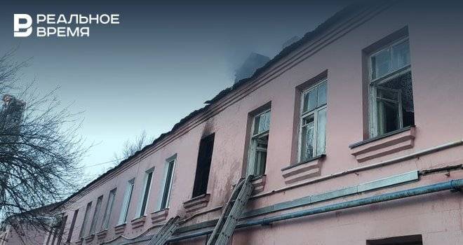 Ночью в Казани пожарные эвакуировали из горящего дома 12 человек