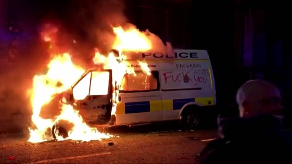 Сожженные машины и двое раненых силовиков – итоги митинга против ограничений на протесты в Британии