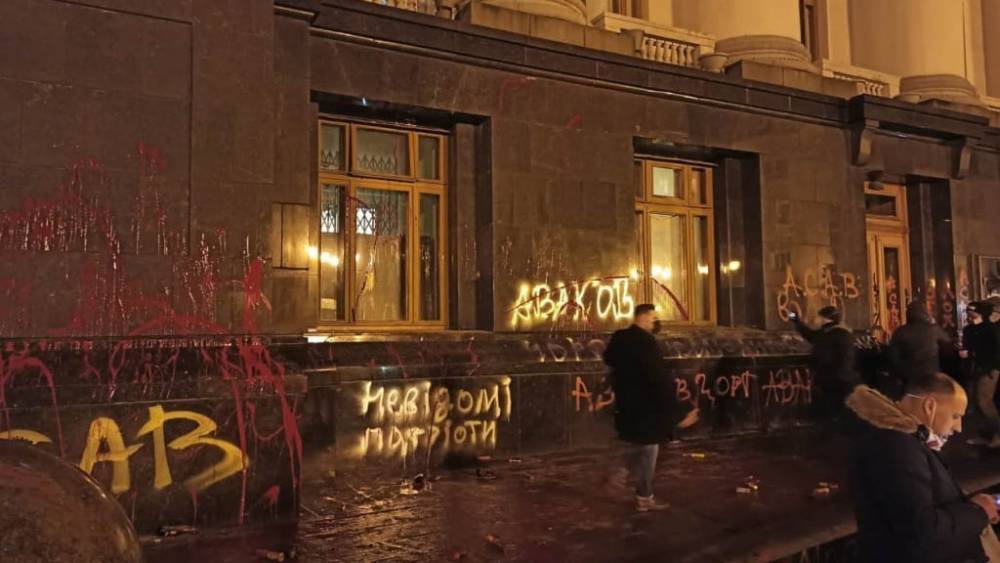 В Киеве радикалы атаковали офис Зеленского