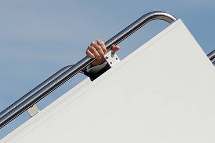 Трамп высмеял падение Байдена на трапе самолета