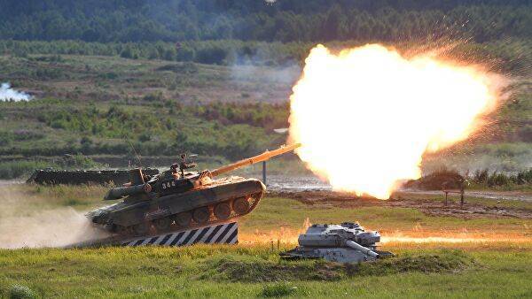 Возле линии разграничения в Донбассе заметили танки