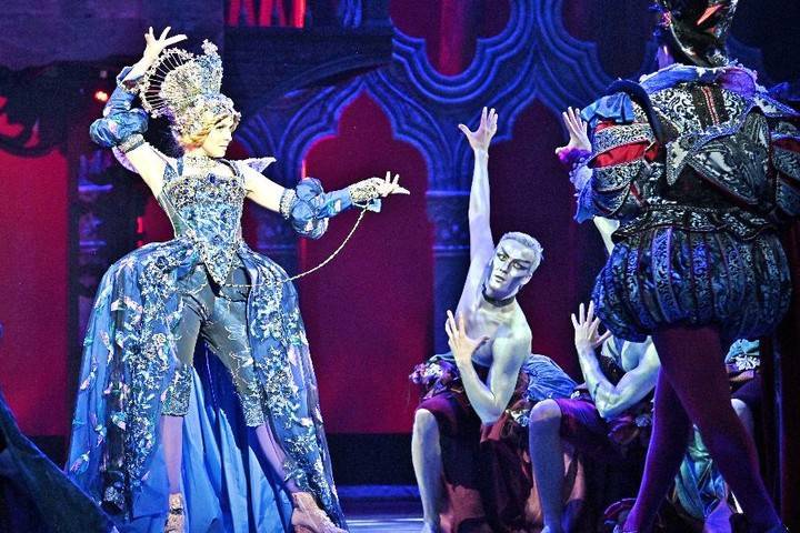 Новый козырек установят над входом в Московский театр оперетты