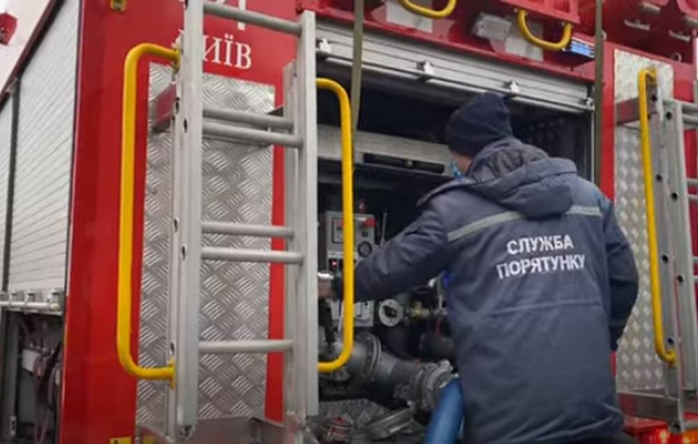 Сначала прозвучал хлопок, а потом - пламя: в Вишневом под Киевом за считанные минуты сгорела пассажирская маршрутка. Видео