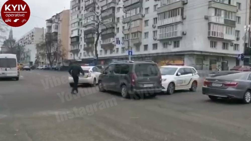 В центре Киева из-за гонки с полицией произошло две аварии, злоумышленники скрылись: видео