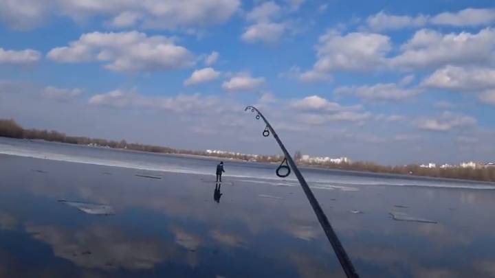 Рыбак поймал на спиннинг ребенка, унесенного на льдине. Видео