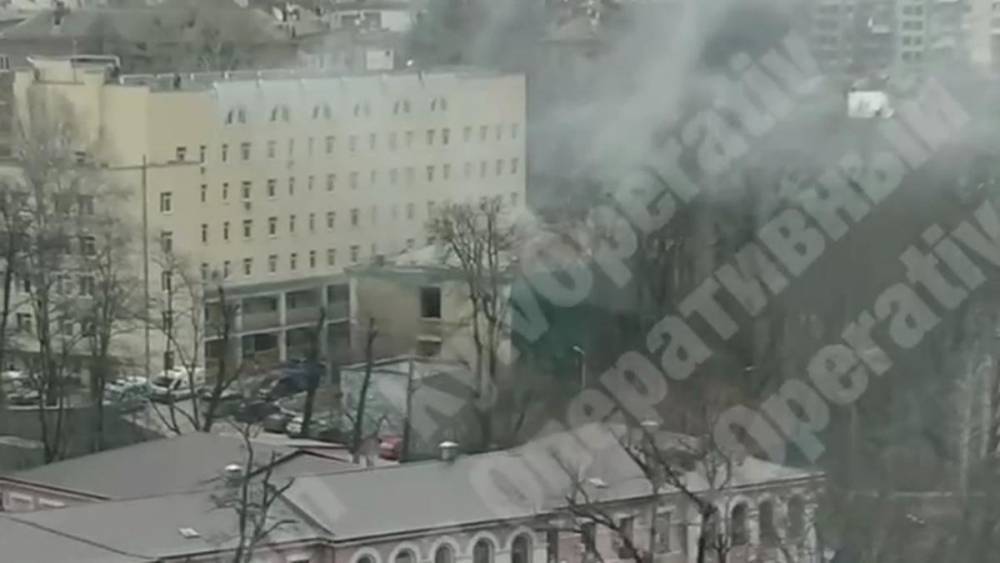 В Киеве возле инфекционного отделения Александровской больницы произошел пожар: видео