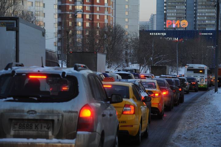 В ЦОДД дали рекомендации столичным автомобилистам по замене зимней резины