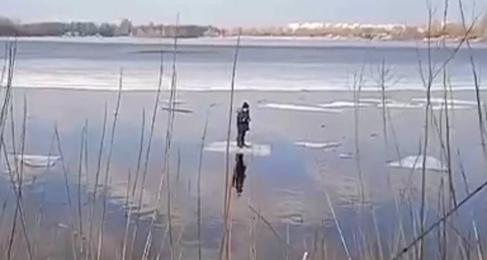 В Киеве ребенок попал в беду, оказавшись посреди реки: "лед под ним начал трещать и..."