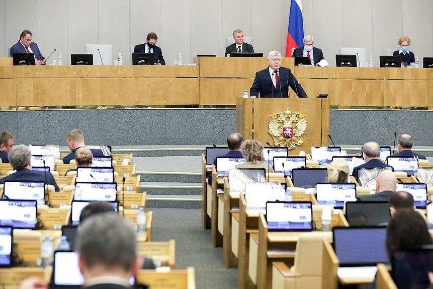 Депутат: уже год Госдума принимает законы без кворума