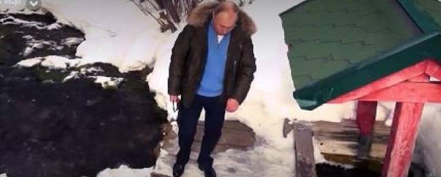 Путин во время отдыха с Шойгу бросил монетку в сибирскую реку