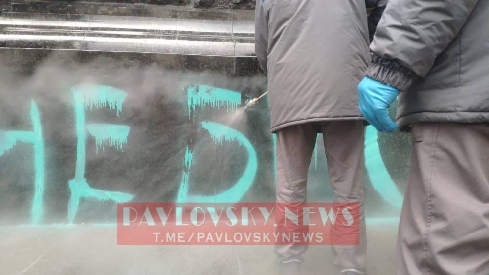 Фасад Офиса Президента начали очищать после протеста за Стерненко: фото, видео