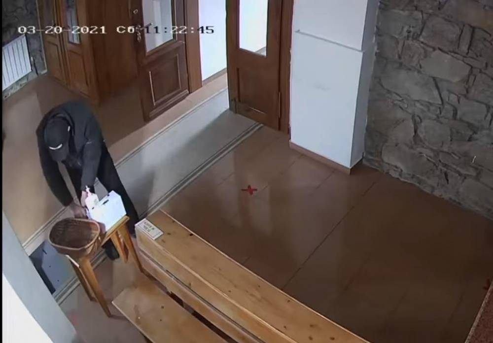 Перекрестился и обработал руки антисептиком: курьезное ограбление церкви на Закарпатье (видео)