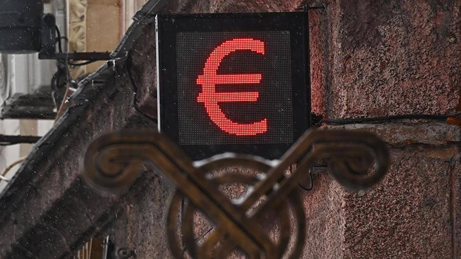 Курс евро поднялся выше 90 рублей впервые с начала месяца
